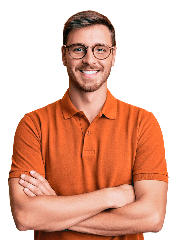 Homem de braços cruzados sorrindo